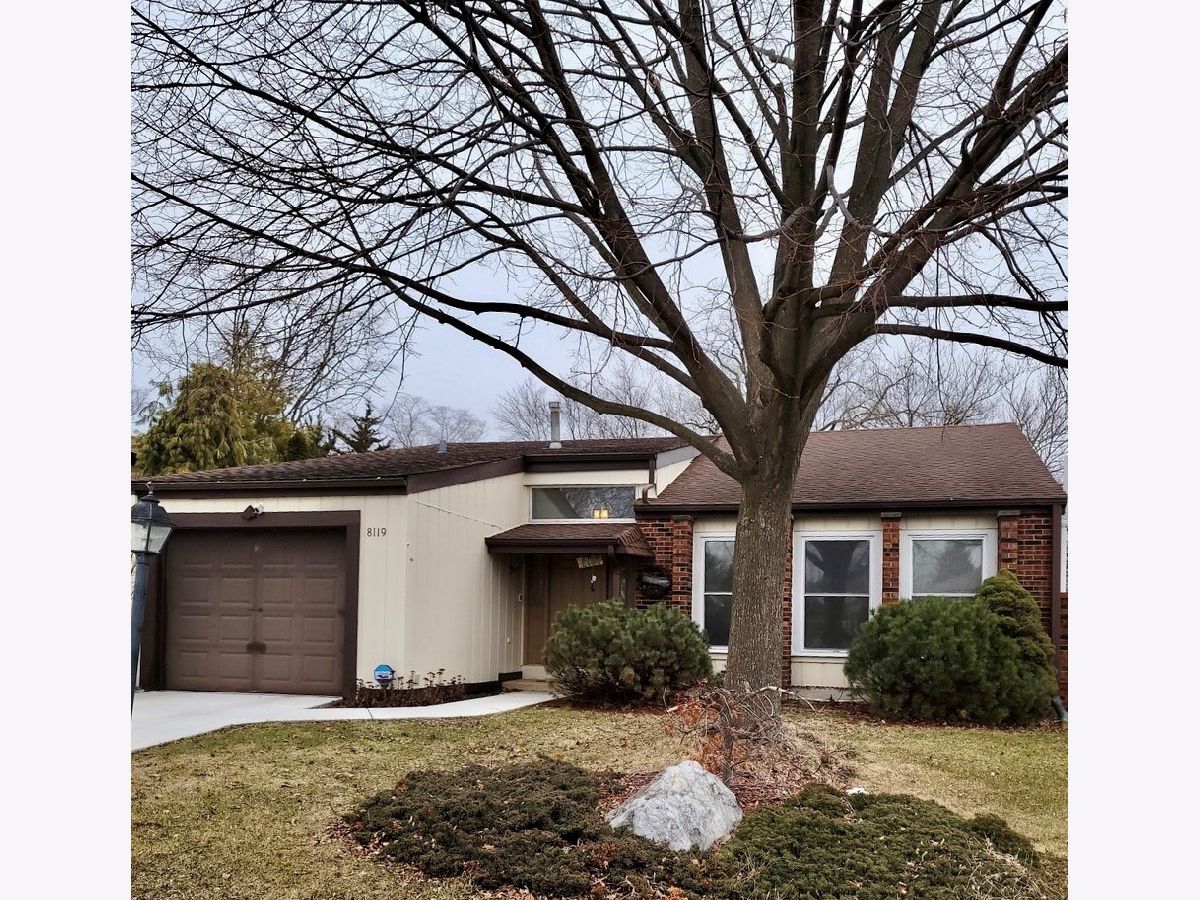 Homes & Condominiums Rented Hinswood Darien Illinois, 8119 Oriole