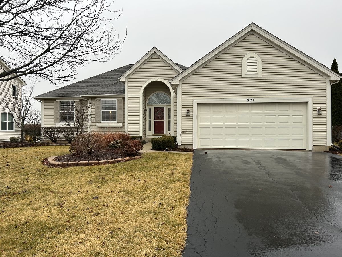 Homes Sold Columbine Square Elgin Illinois, 821 Columbine