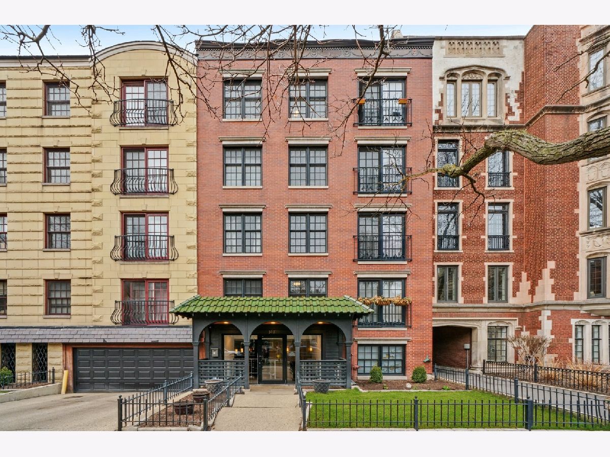 Condominiums Sold Barry By The Lake Chicago Illinois, 512 Barry