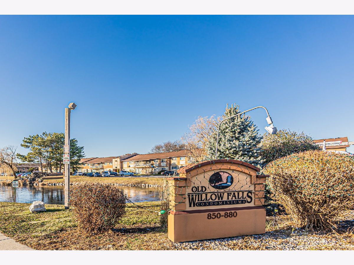 Condominiums Rented Old Willow Falls Prospect Heights Illinois, 880 Old Willow