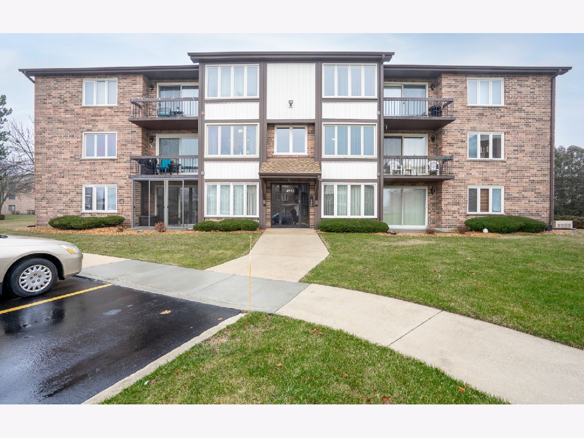 Condominiums & Homes Sold Fieldcrest Crestwood Illinois, 4932 Circle