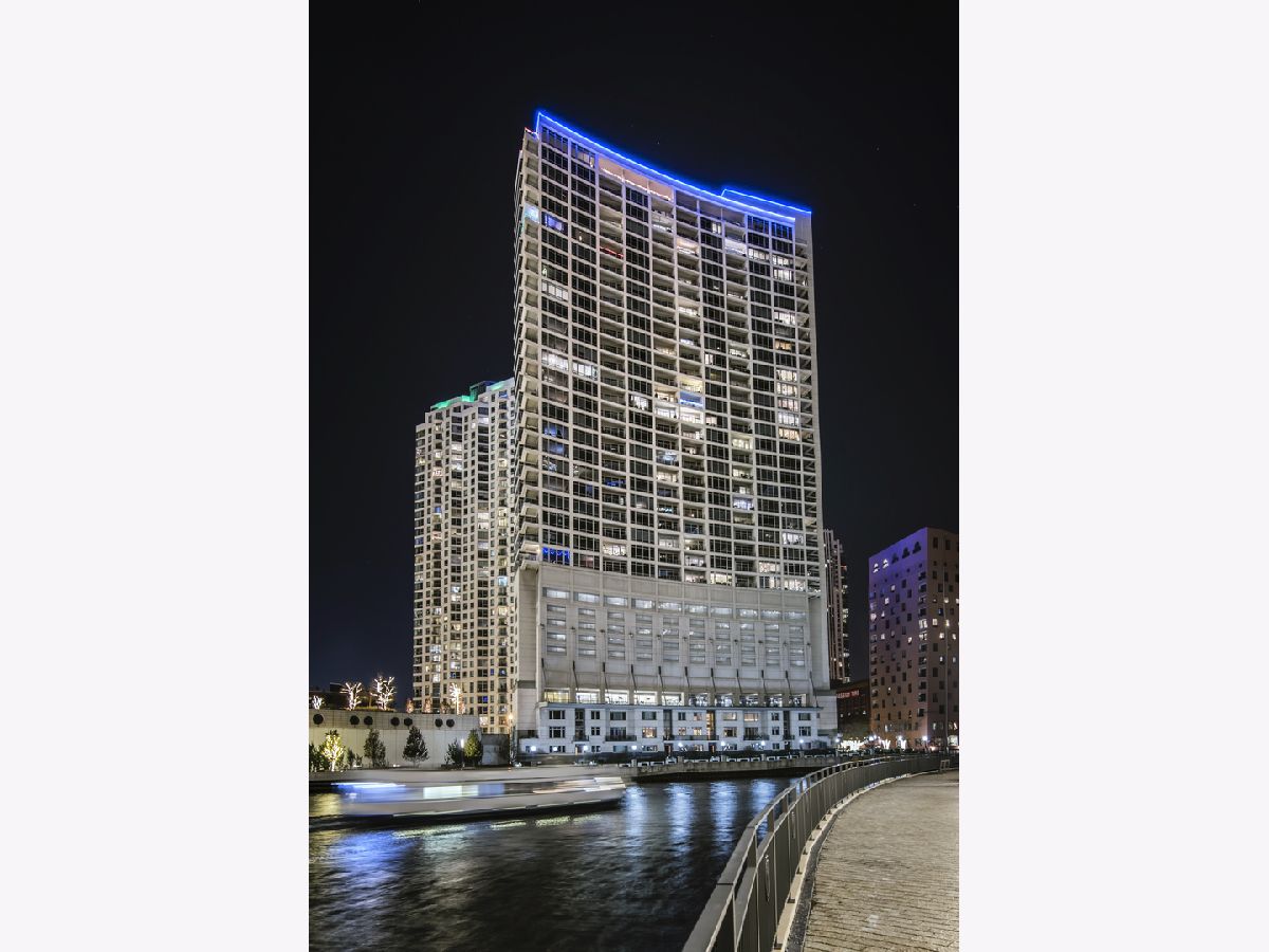 Condos & Townhomes Rented Riverbend Condominiums Chicago Illinois, 333 Canal