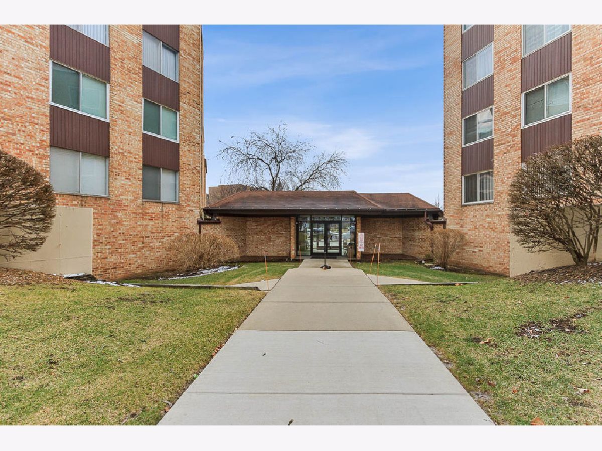 Condominiums Sold Hunt Club On The Lake Mount Prospect Illinois, 502 W Huntington Commons