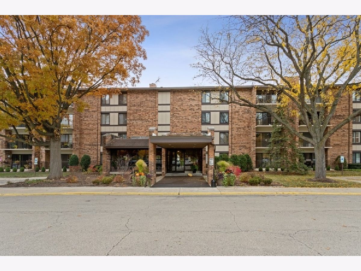 Lake Hinsdale Village Willowbrook IL, Condos & Townhomes For Sale & For