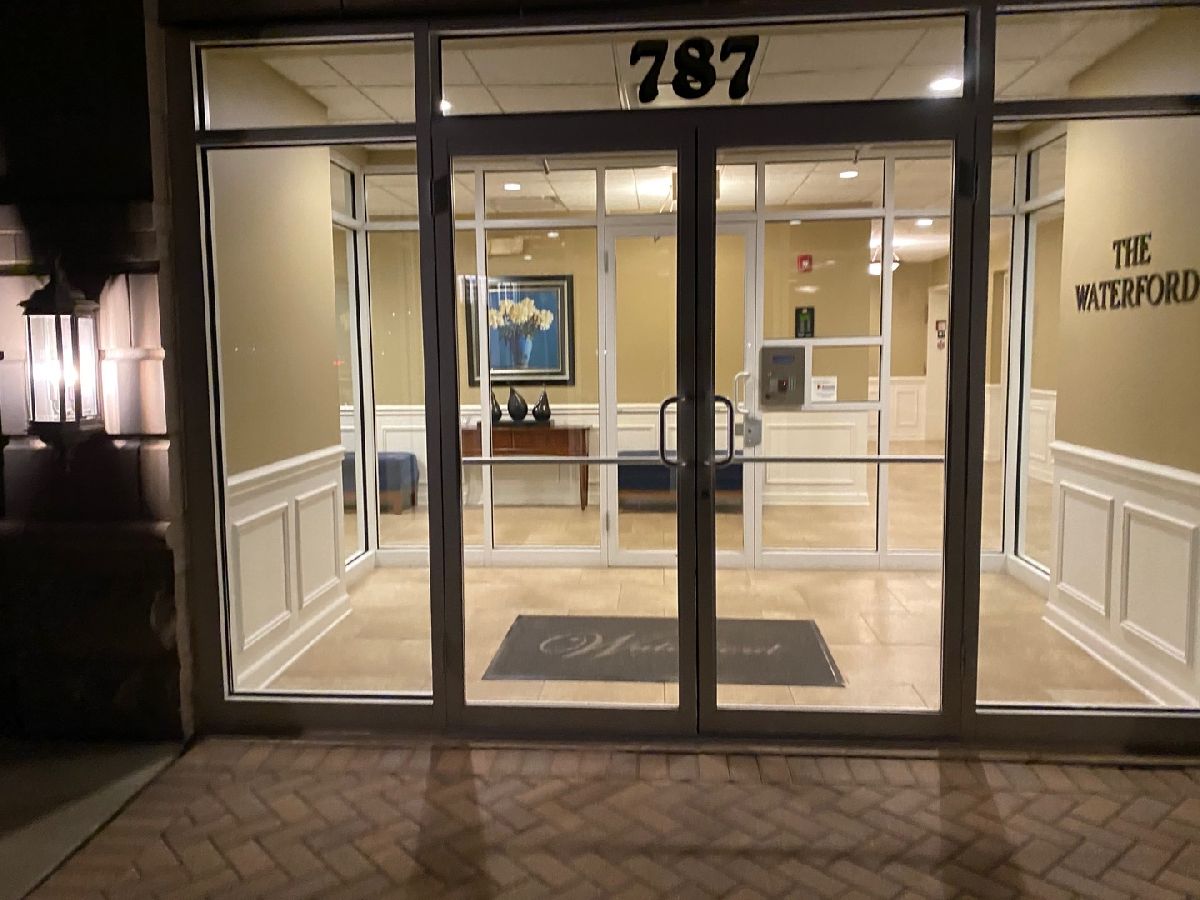 Condominiums Rented The Waterford Of Des Plaines Des Plaines Illinois, 787 Graceland