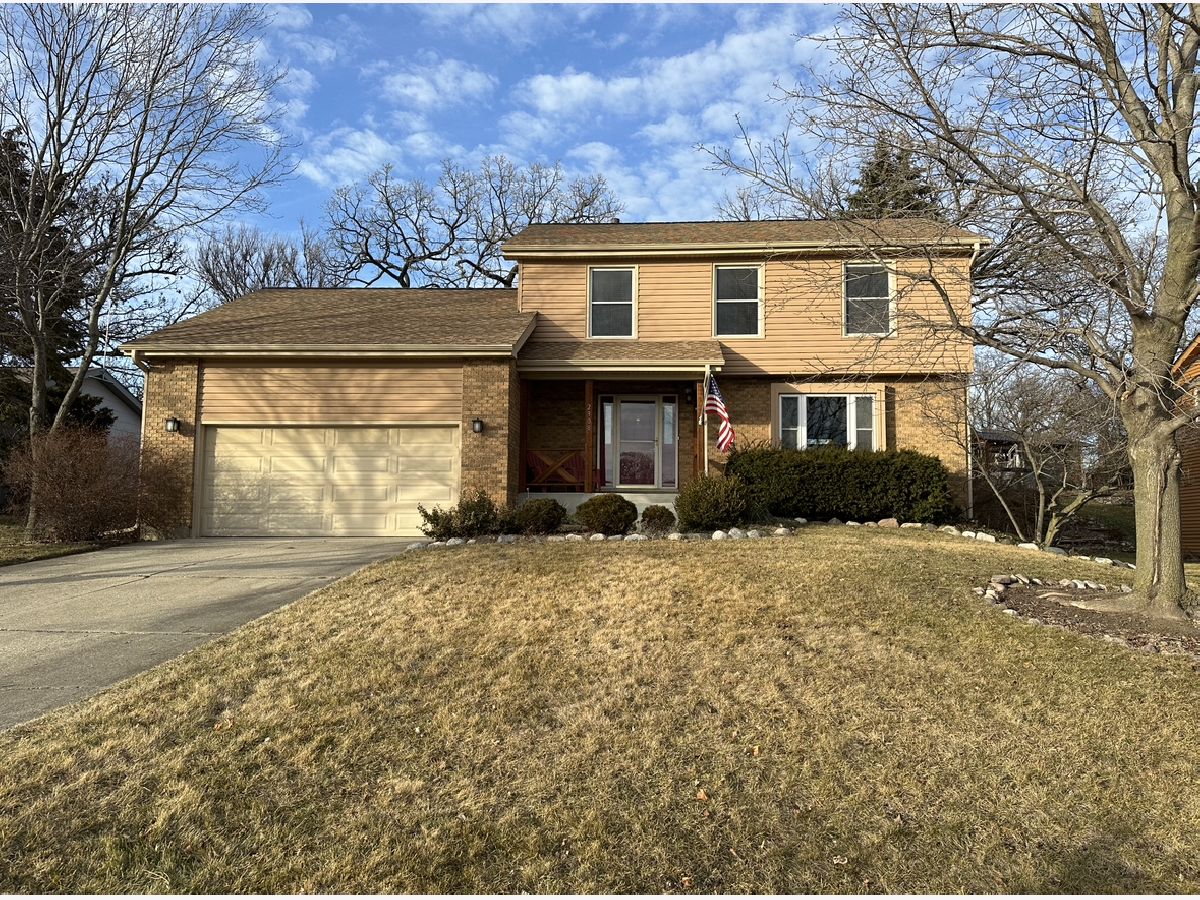 Homes Sold Settlers Woods Mchenry Illinois, 2308 Glenwood