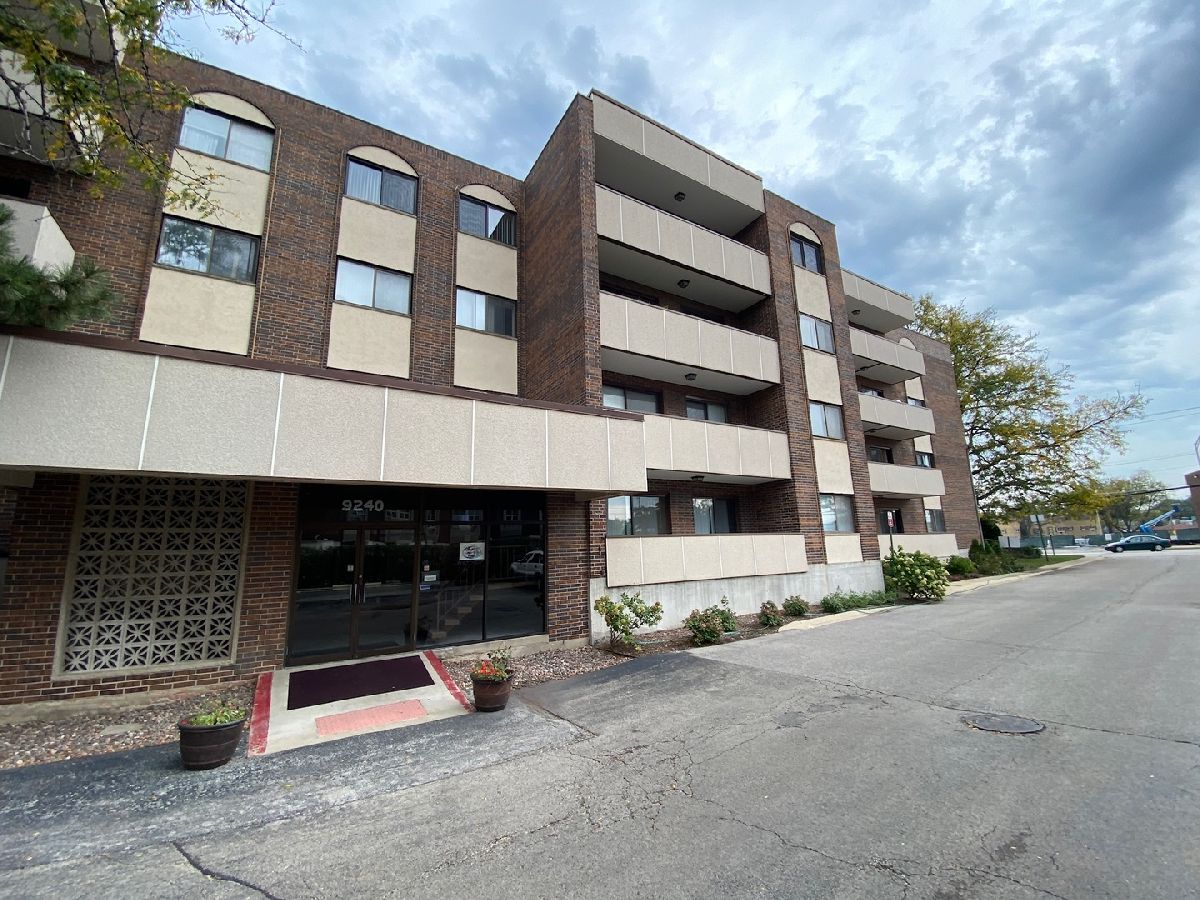 Condominiums Rented Gross Point Towers Skokie Illinois, 9240 Gross Point
