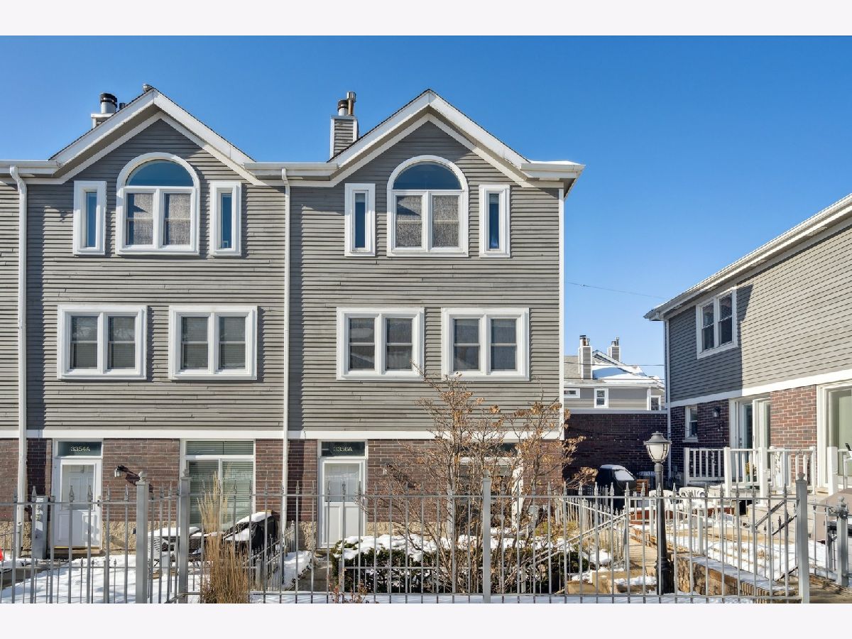 Townhomes Sold Hawthorne Court Chicago Illinois, 3356 Clifton