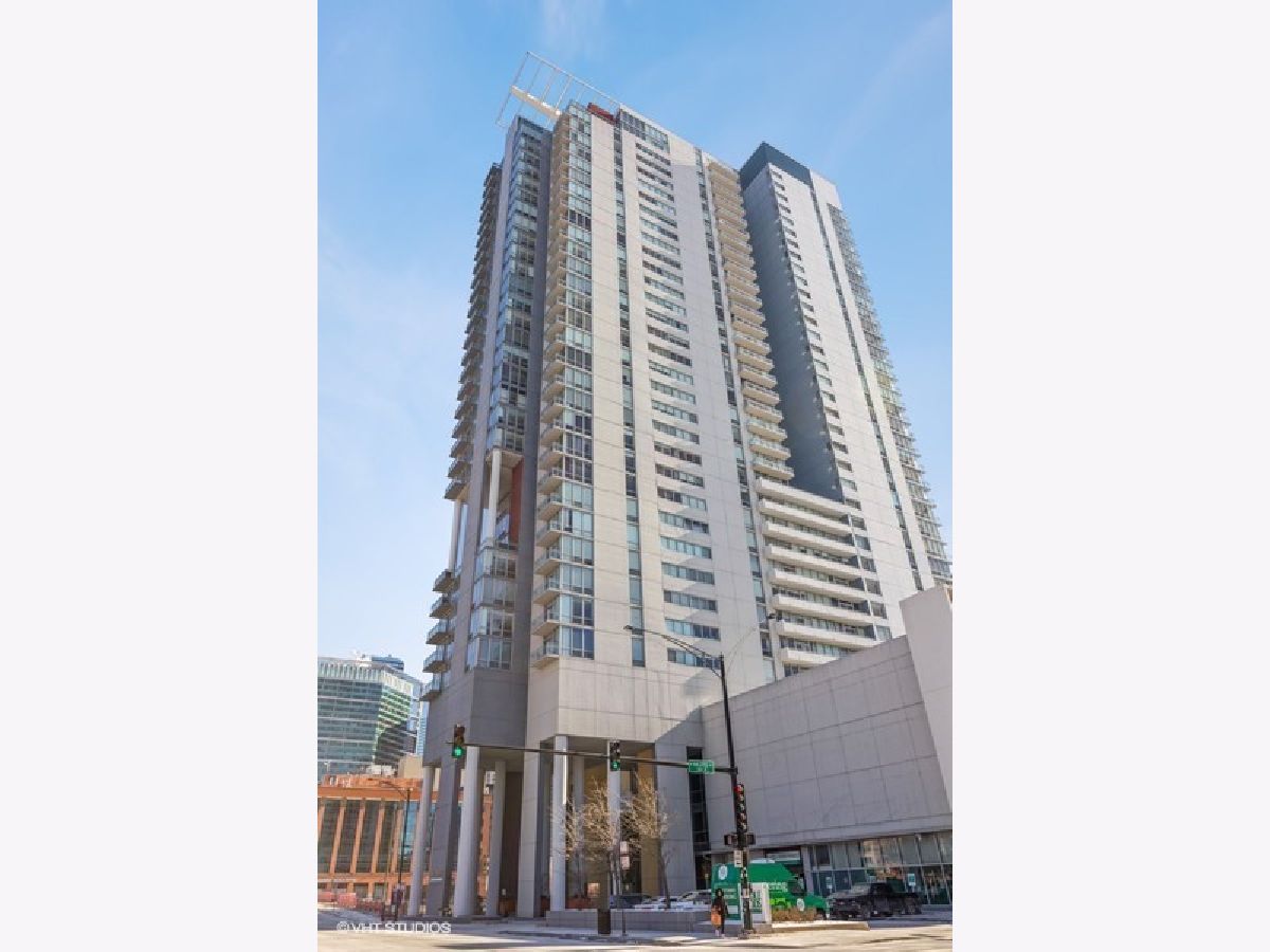 Condominiums Rented Skybridge Chicago Illinois, 737 Washington