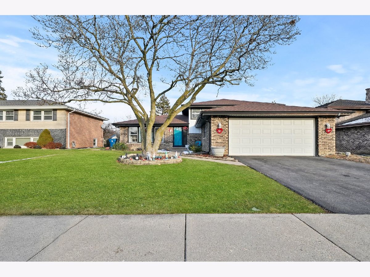 Homes Rented Oakwood Hills Palos Hills Illinois, 10613 Lori