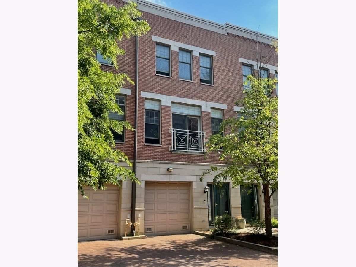 Townhomes & Condos Rented Commonwealth Chicago Illinois