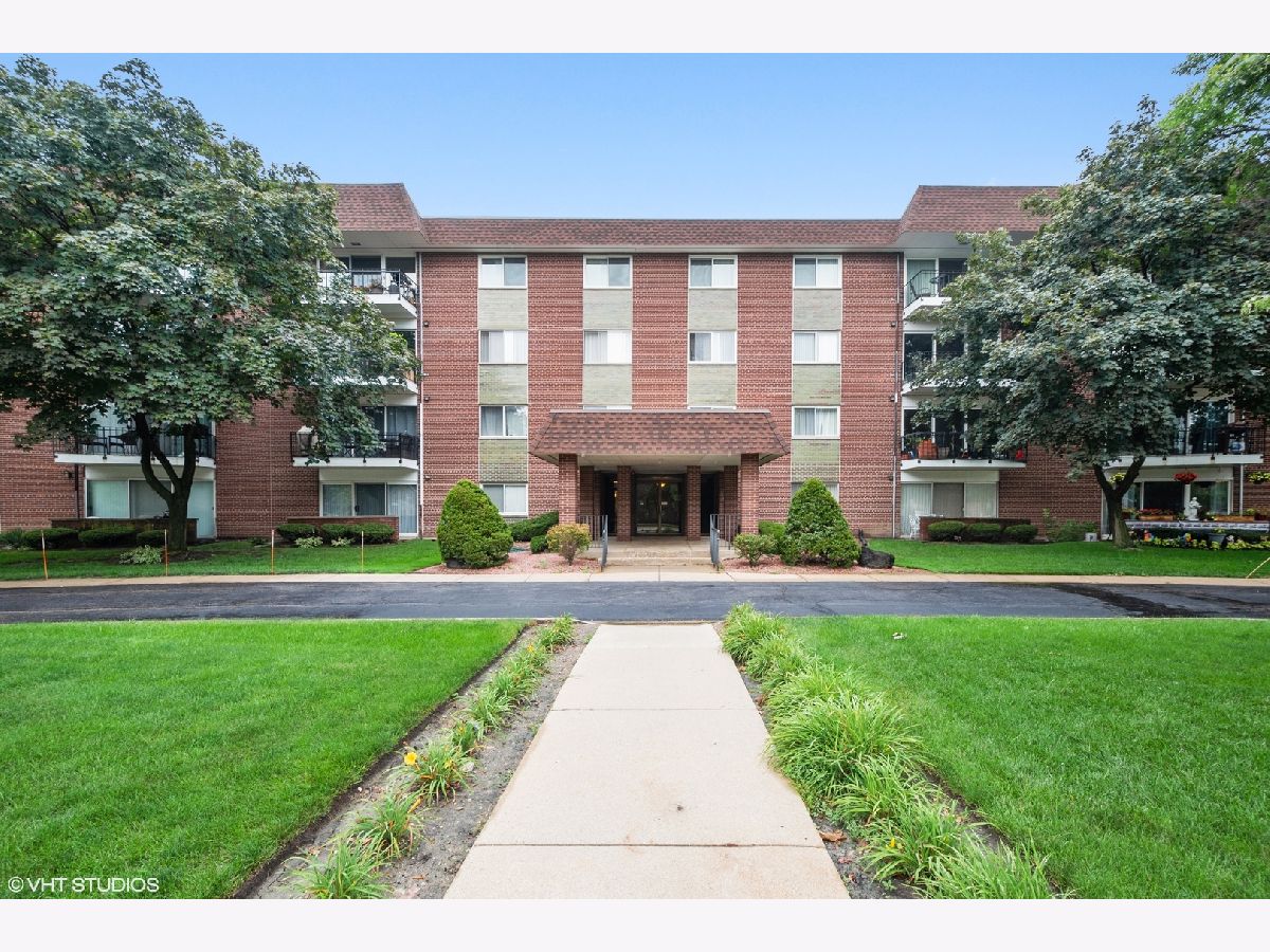 Condominiums & Homes Sold Green Acres Arlington Heights Illinois, 1030 Fernandez