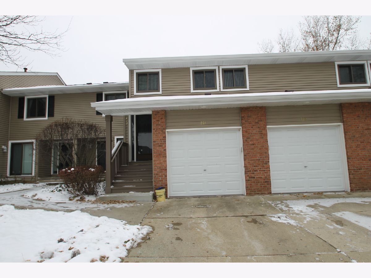 Townhomes & Condos & Homes Rented Hidden Lake Buffalo Grove Illinois, 233 Winding Oak