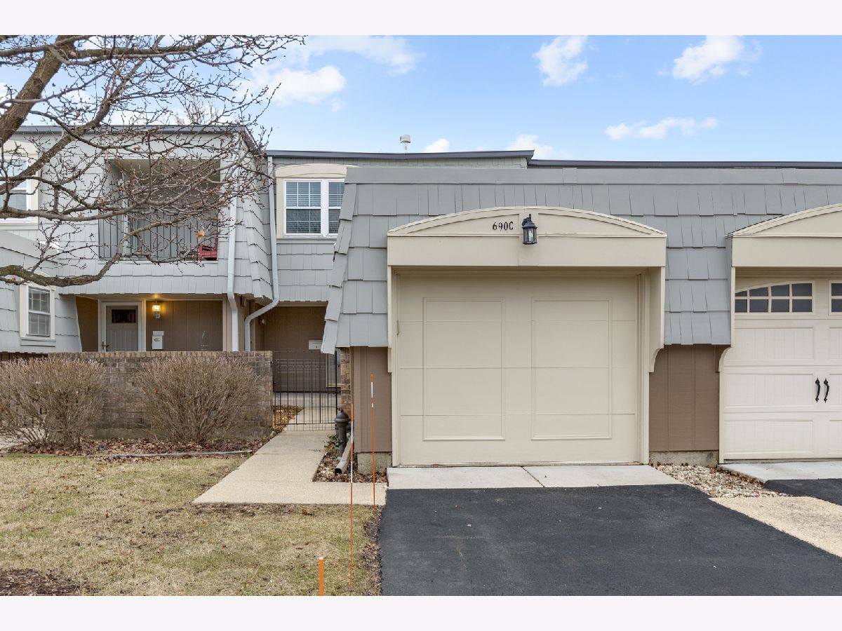 Townhomes & Condos & Homes Rented Elk Grove Estates Elk Grove Village Illinois, 690 Versailles