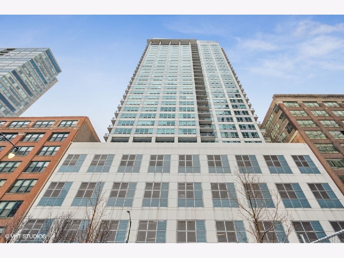 Condominiums Sold Wells Street Tower Chicago Illinois, 701 Wells