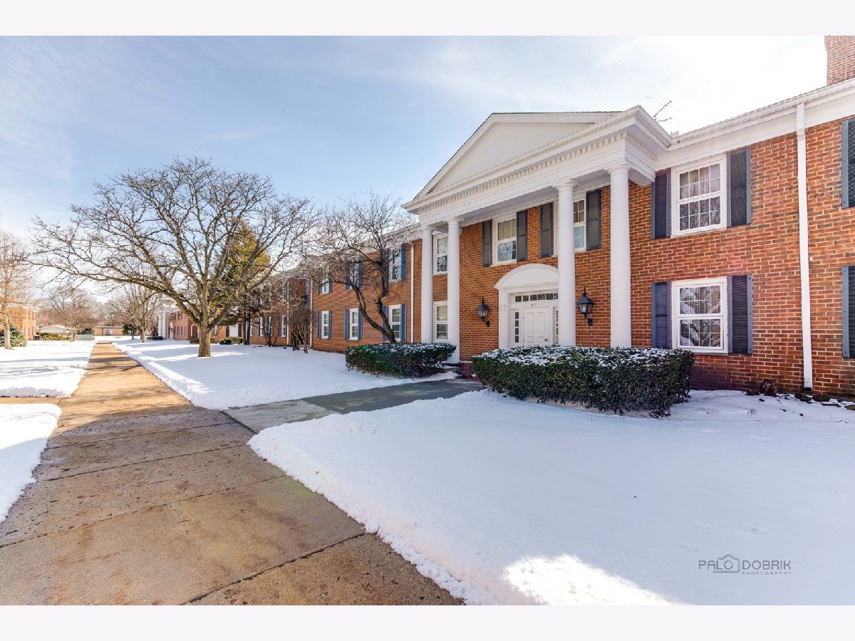 Condominiums Sold Coventry Club Crystal Lake Illinois, 521 Coventry