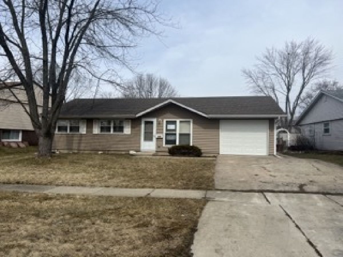 Homes & Townhomes Rented Woodland Heights Streamwood Illinois, 610 Pleasant