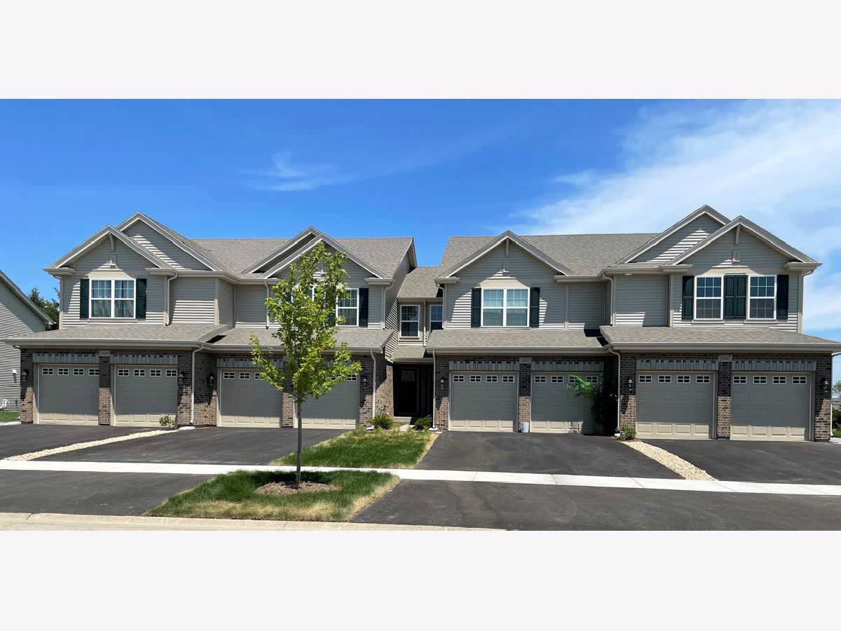 Townhomes Sold Deerbrook Place Aurora Illinois, 2076 Canyon Creek