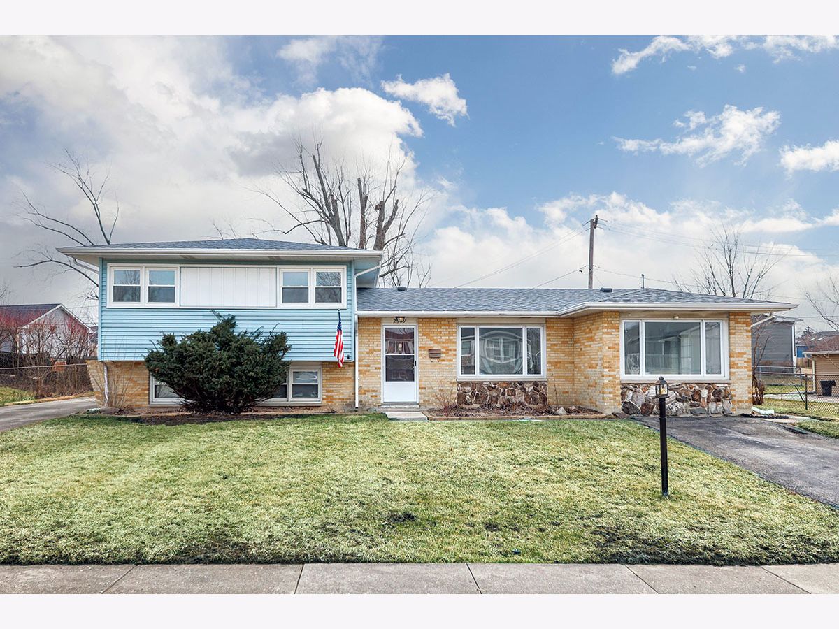 Condominiums & Homes Sold Country Club Woodridge Illinois, 2329 Janes