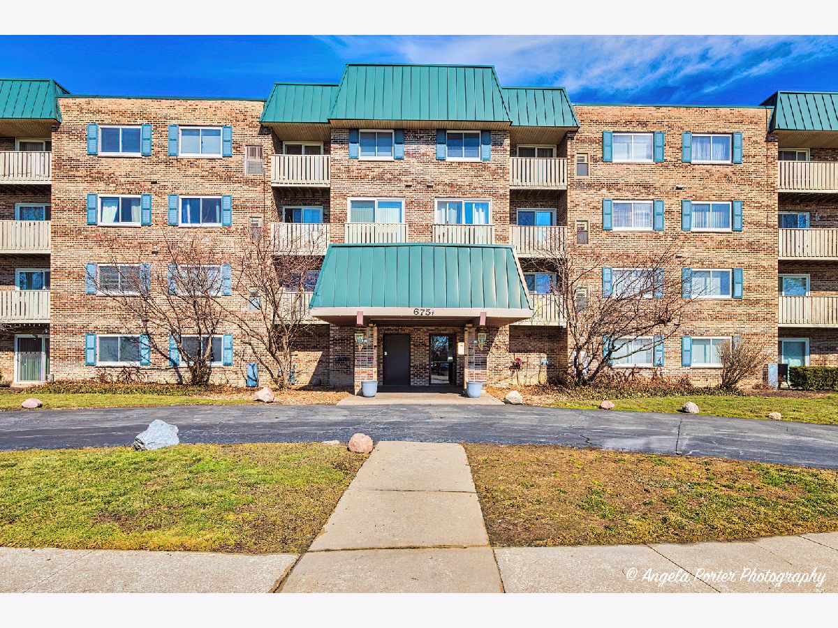 Condominiums Sold 12 Oaks Elk Grove Village Illinois, 675 Grove