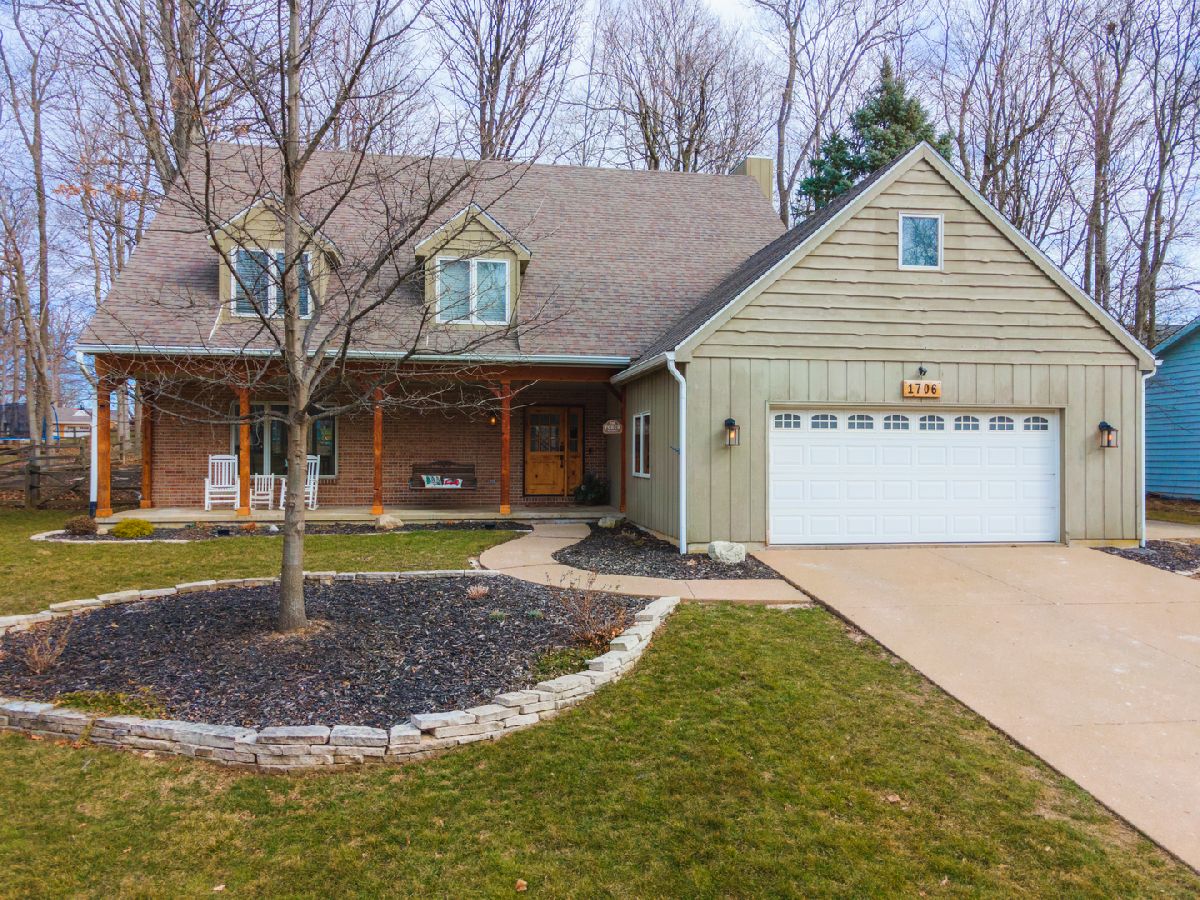 Homes & Condos & Townhomes Sold Woodland Ridge Bloomington Illinois, 1706 Sweetbriar