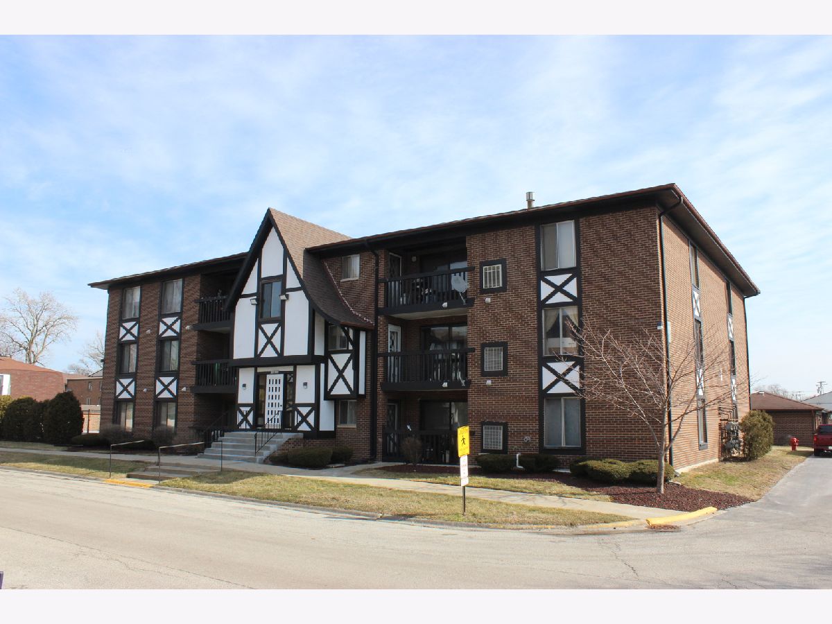 Condominiums Sold Regal Chateau Crestwood Illinois, 13615 Lamon