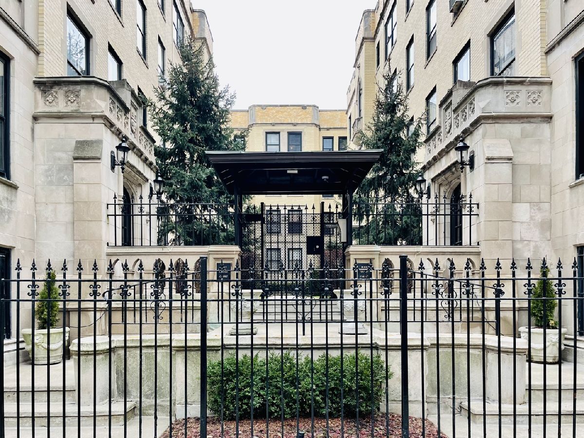 Condos & Townhomes Rented Pine Grove Court Chicago Illinois, 3604 Pine Grove