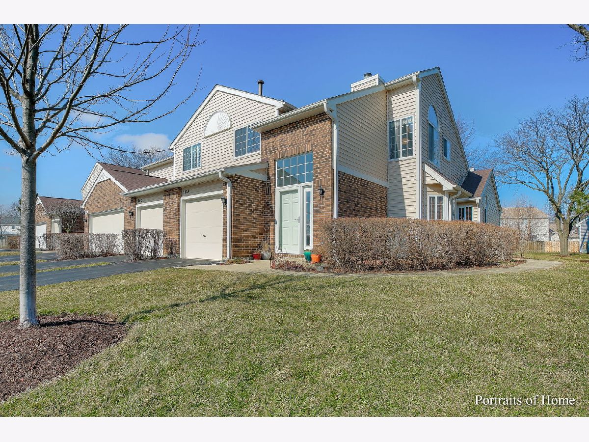 Townhomes & Condos & Homes Sold Pine Ridge Carol Stream Illinois, 563 Canterbury