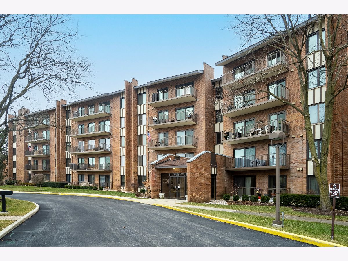 Lake Hinsdale Village Willowbrook IL, Condos & Townhomes For Sale & For