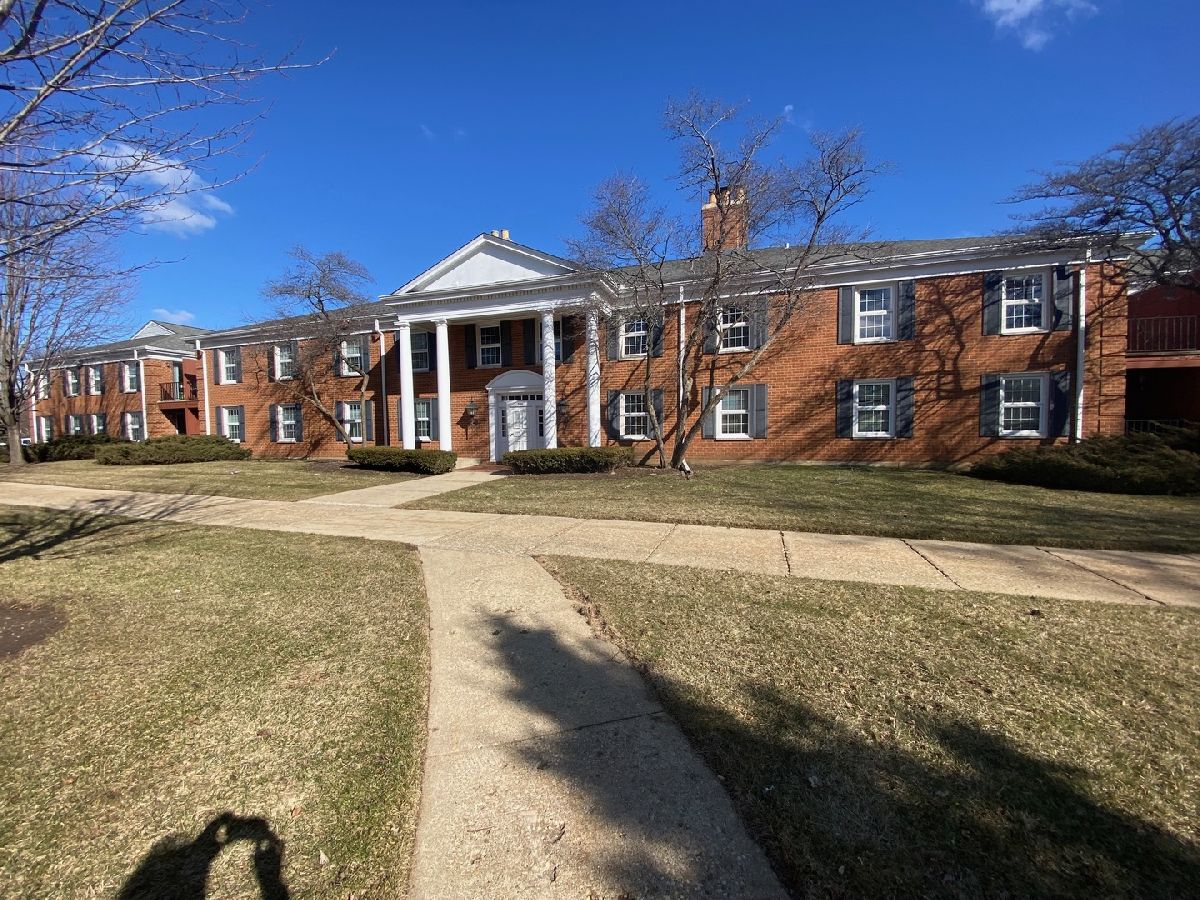 Condominiums Sold Coventry Club Crystal Lake Illinois, 501 Coventry