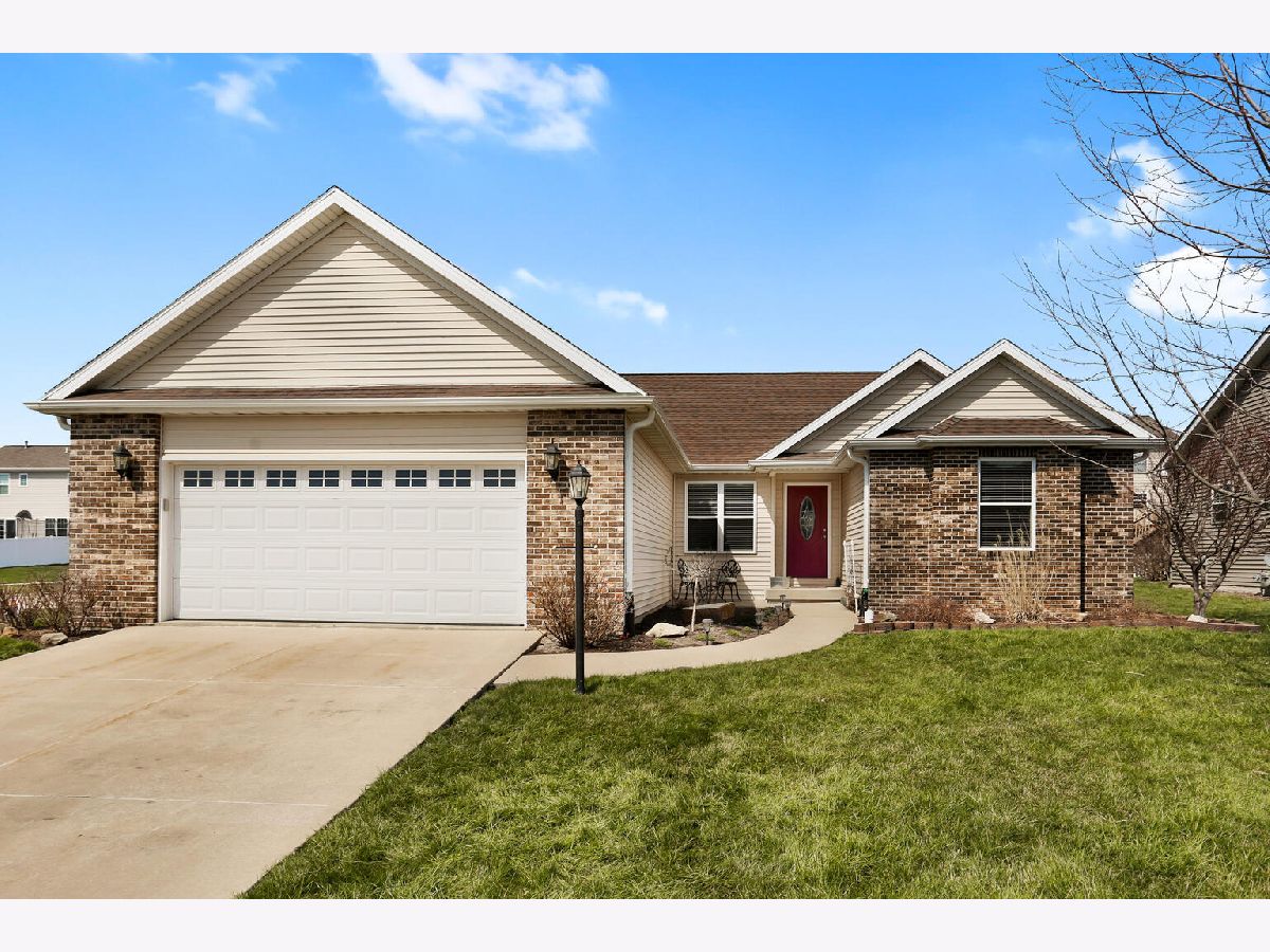 Homes & Condos & Townhomes Sold Hunters Ridge Mahomet Illinois, 1702 Hunters Ridge