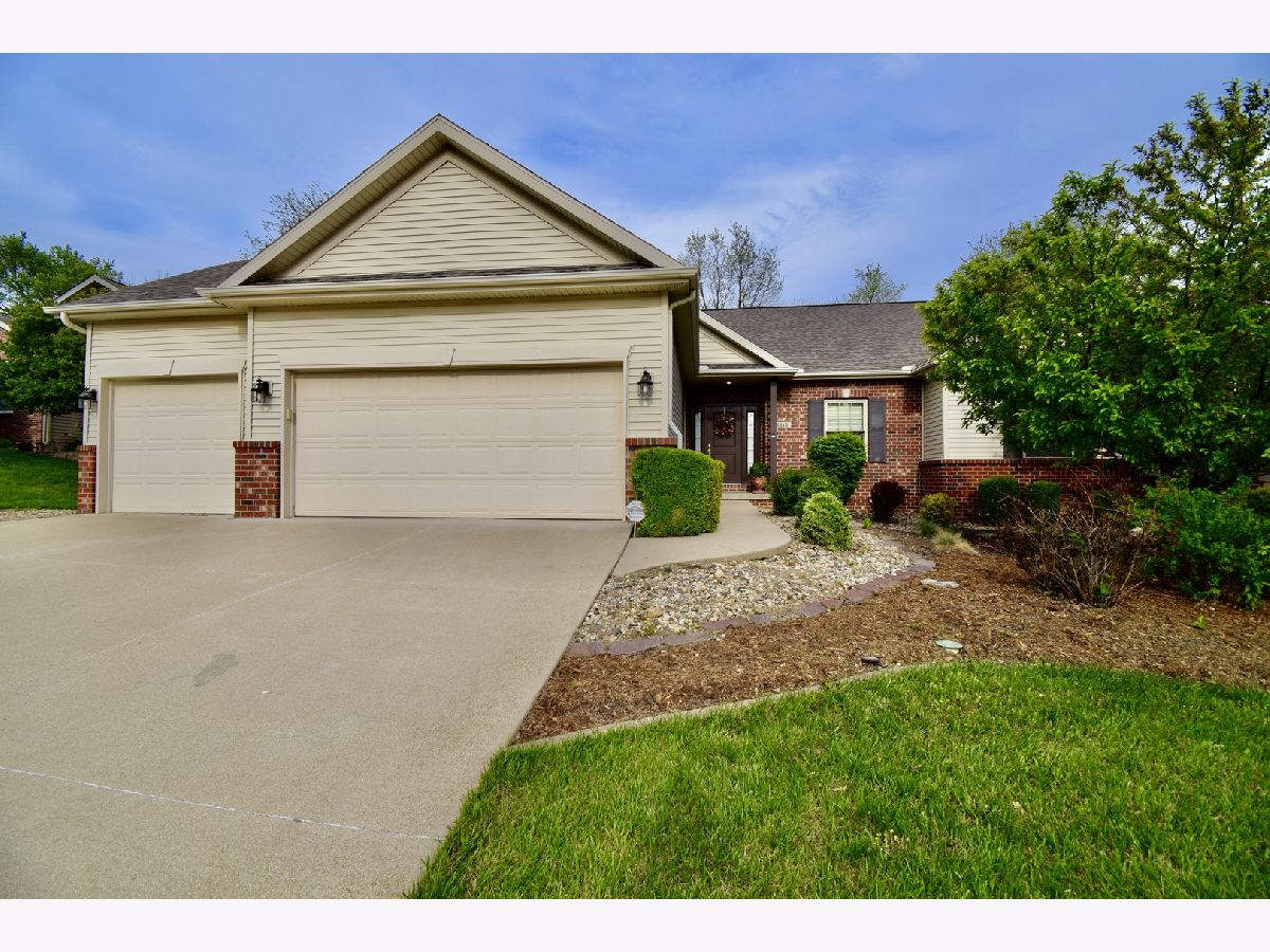 Homes & Condos & Townhomes Sold Ridgewood Bloomington Illinois, 2212 Ridge Creek