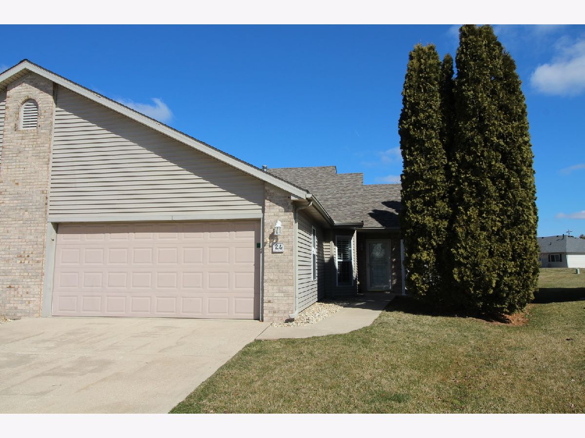 Homes & Condos & Townhomes Sold Windham Bloomington Illinois, 24 Grape Vine