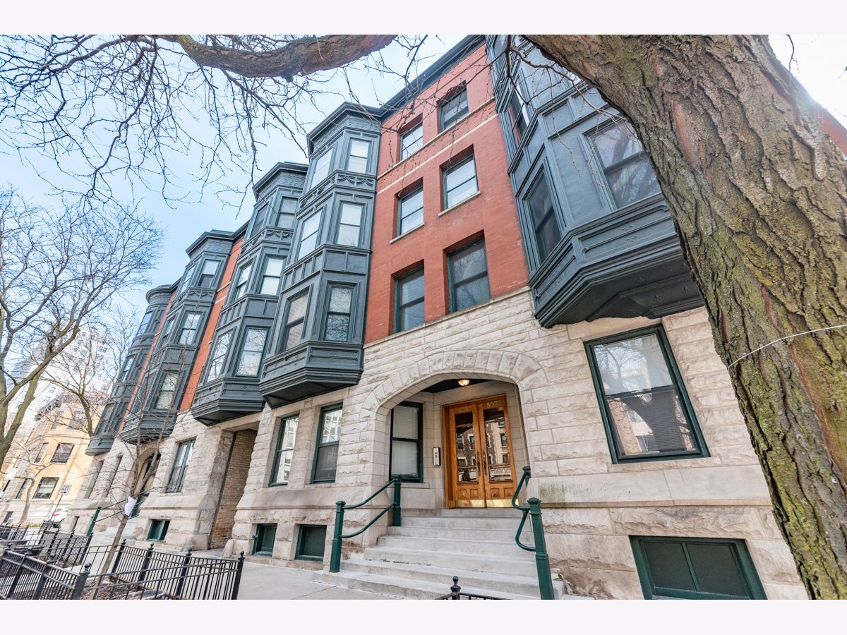Condos & Townhomes Rented Victorian Landmark Condos Chicago Illinois, 505 Fullerton