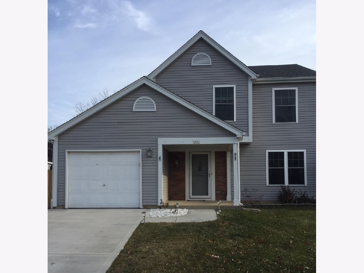 Homes & Condos & Townhomes Rented Cambridge Carol Stream Illinois, 1223 Trinity