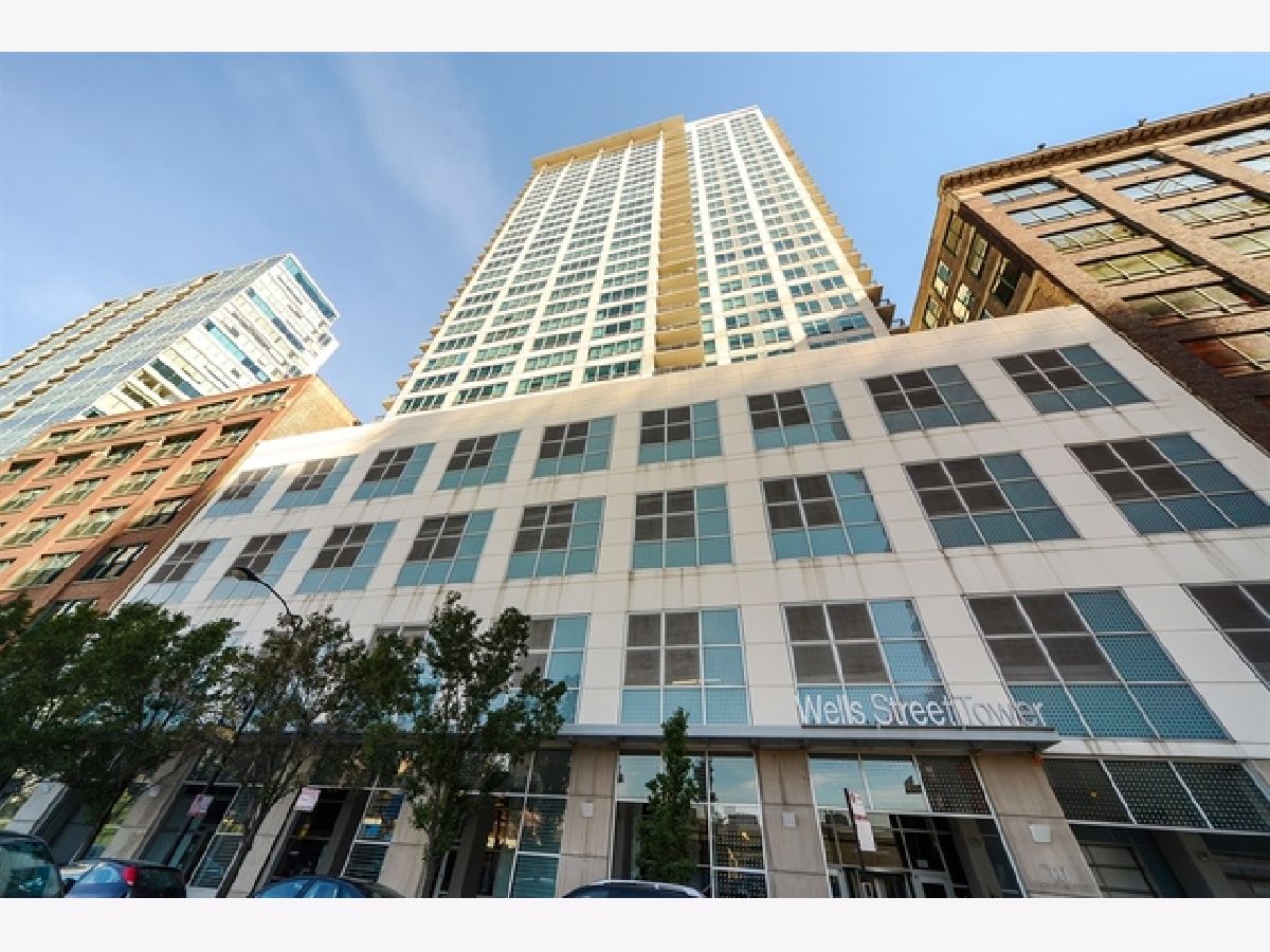 Condominiums Rented Wells Street Tower Chicago Illinois, 701 Wells