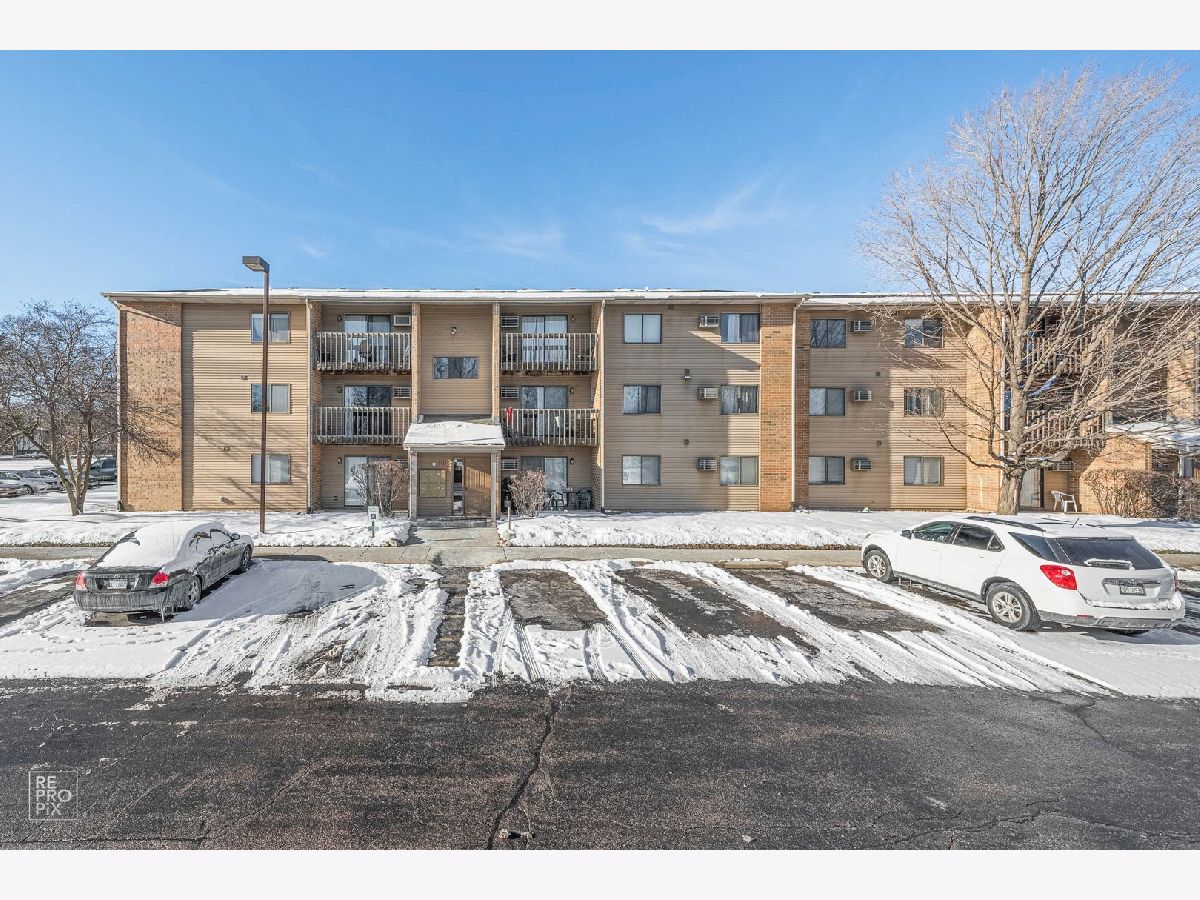 Condominiums Rented Virginia Road Condominiums Crystal Lake Illinois, 651 Virginia