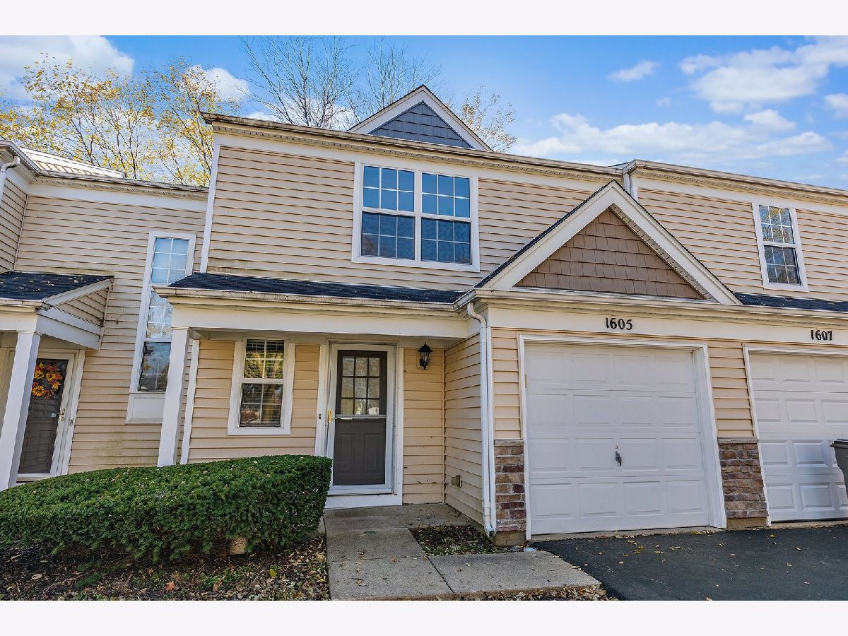 Townhomes & Homes Rented College Green Elgin Illinois, 1605 College Green