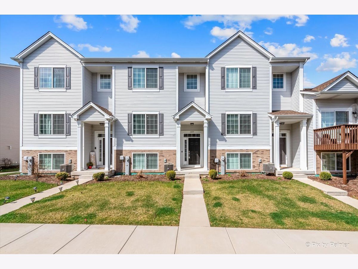 Townhomes & Homes Sold Fieldstone Place Montgomery Illinois, 1423 Manning
