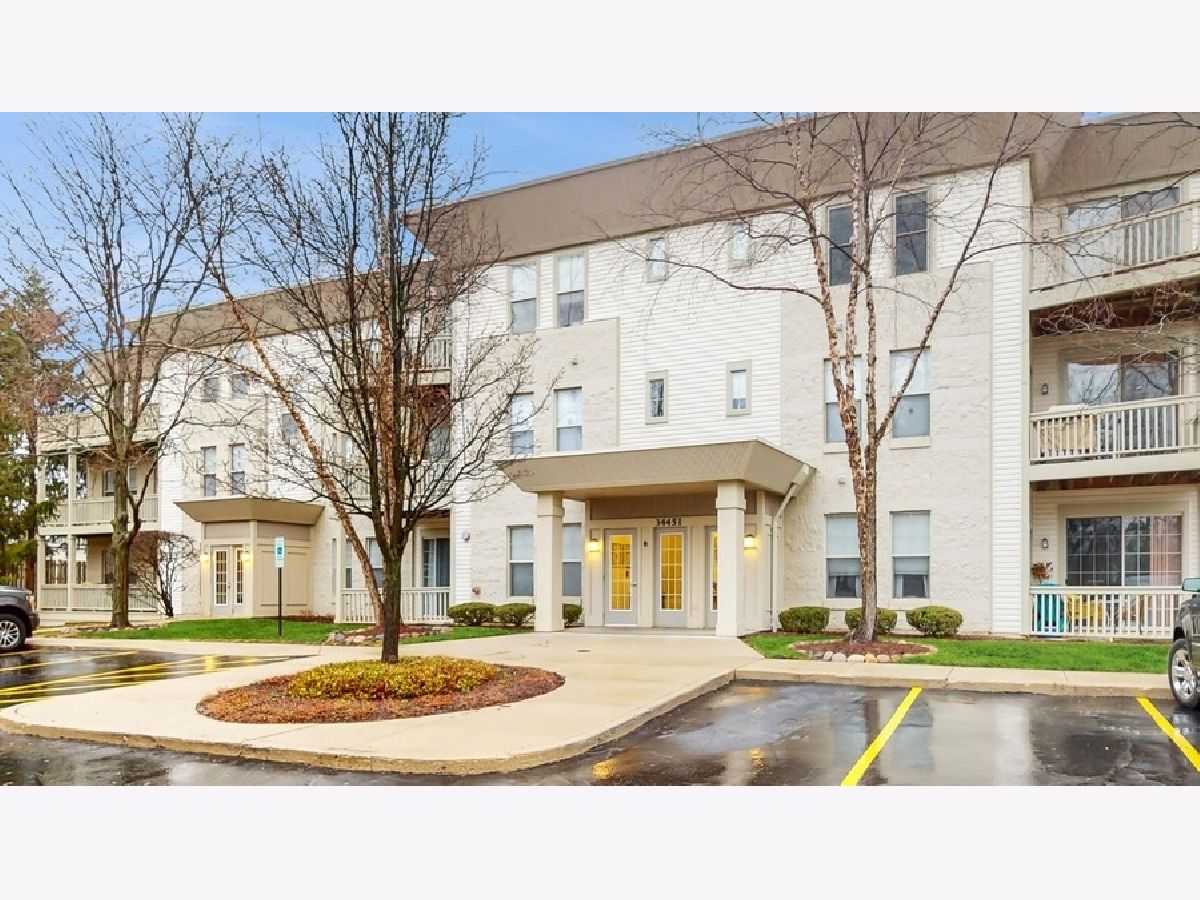 Condominiums Sold Delaware Place Gurnee Illinois, 34451 Old Walnut