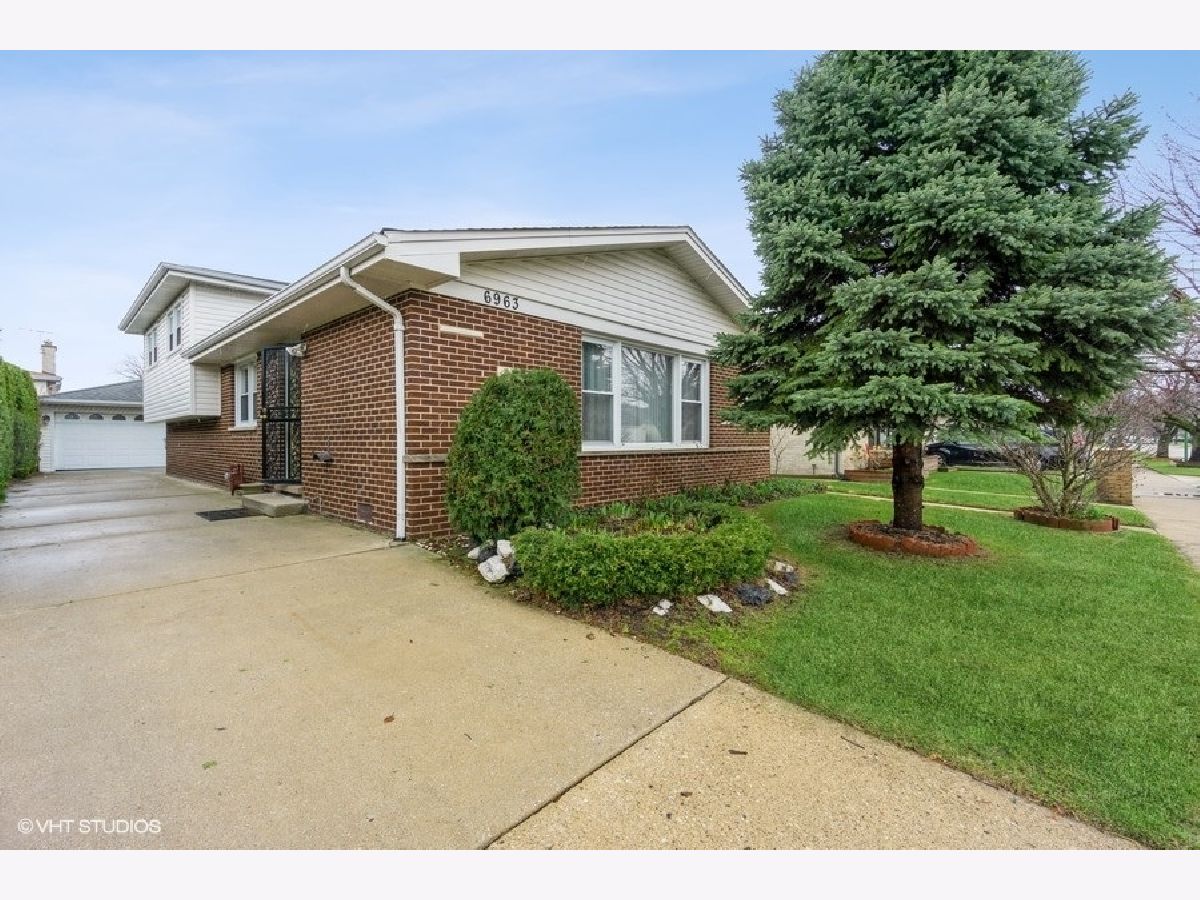 Homes & Condominiums Rented Edgebrook Chicago Illinois, 6963 Dowagiac