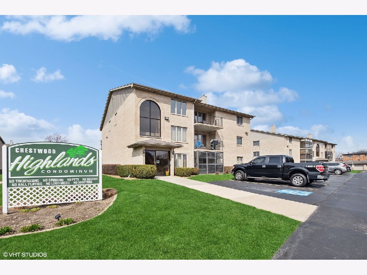 Condominiums & Homes Sold Crestwood Highlands Crestwood Illinois, 5024 Midlothian Turnpike