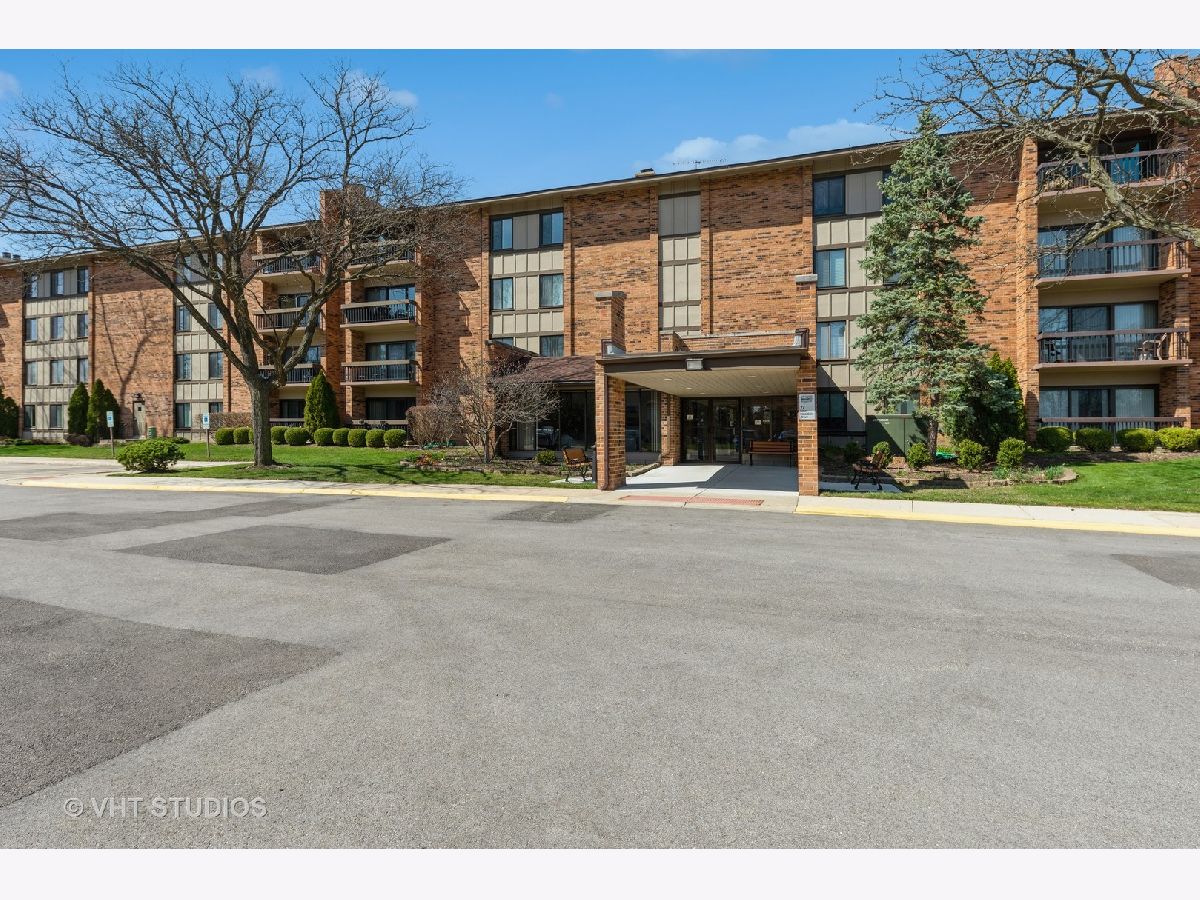 Lake Hinsdale Village Willowbrook IL, Condos & Townhomes For Sale & For