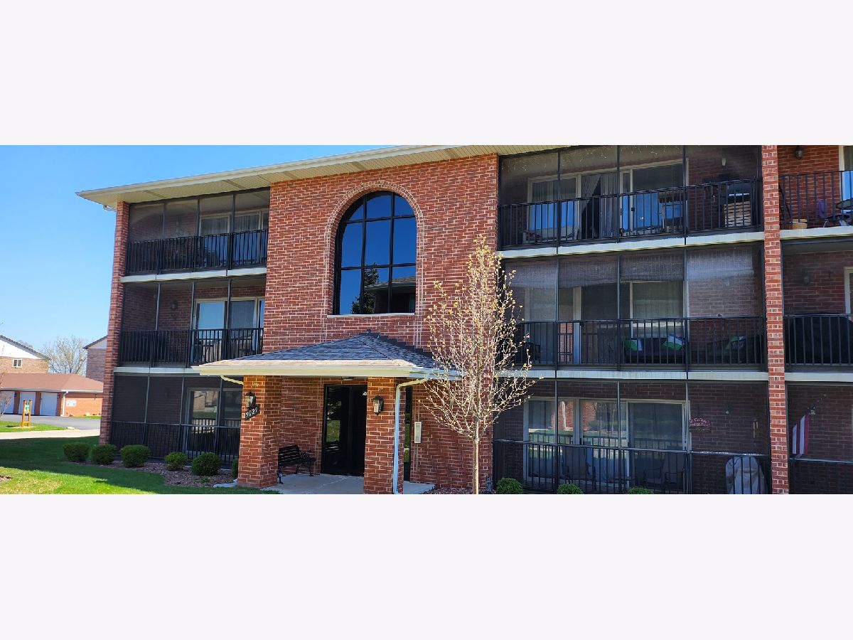 Condominiums & Homes Sold Fieldcrest Crestwood Illinois, 5029 Circle