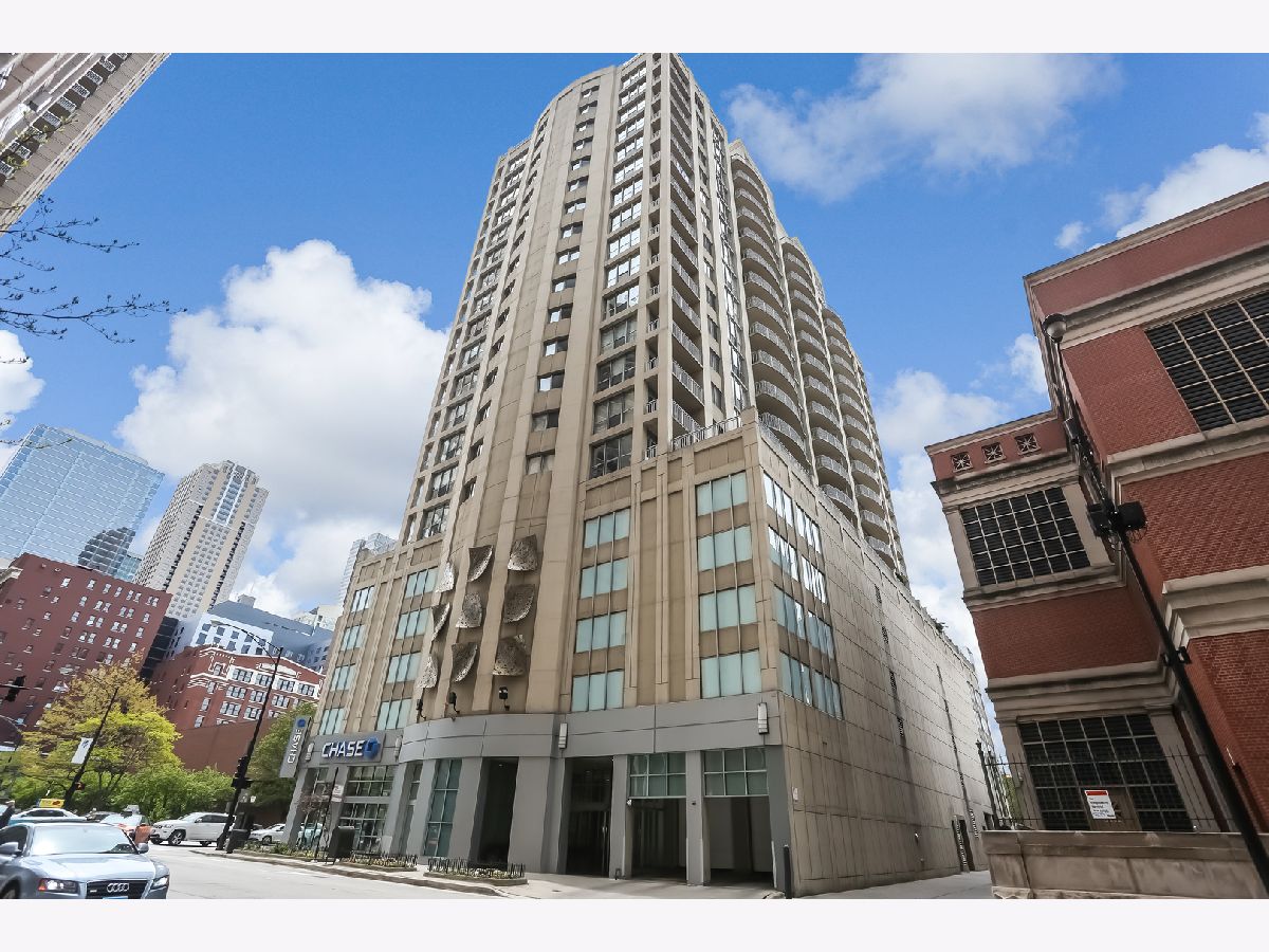 Condominiums Rented Farallon Chicago Illinois, 600 Dearborn