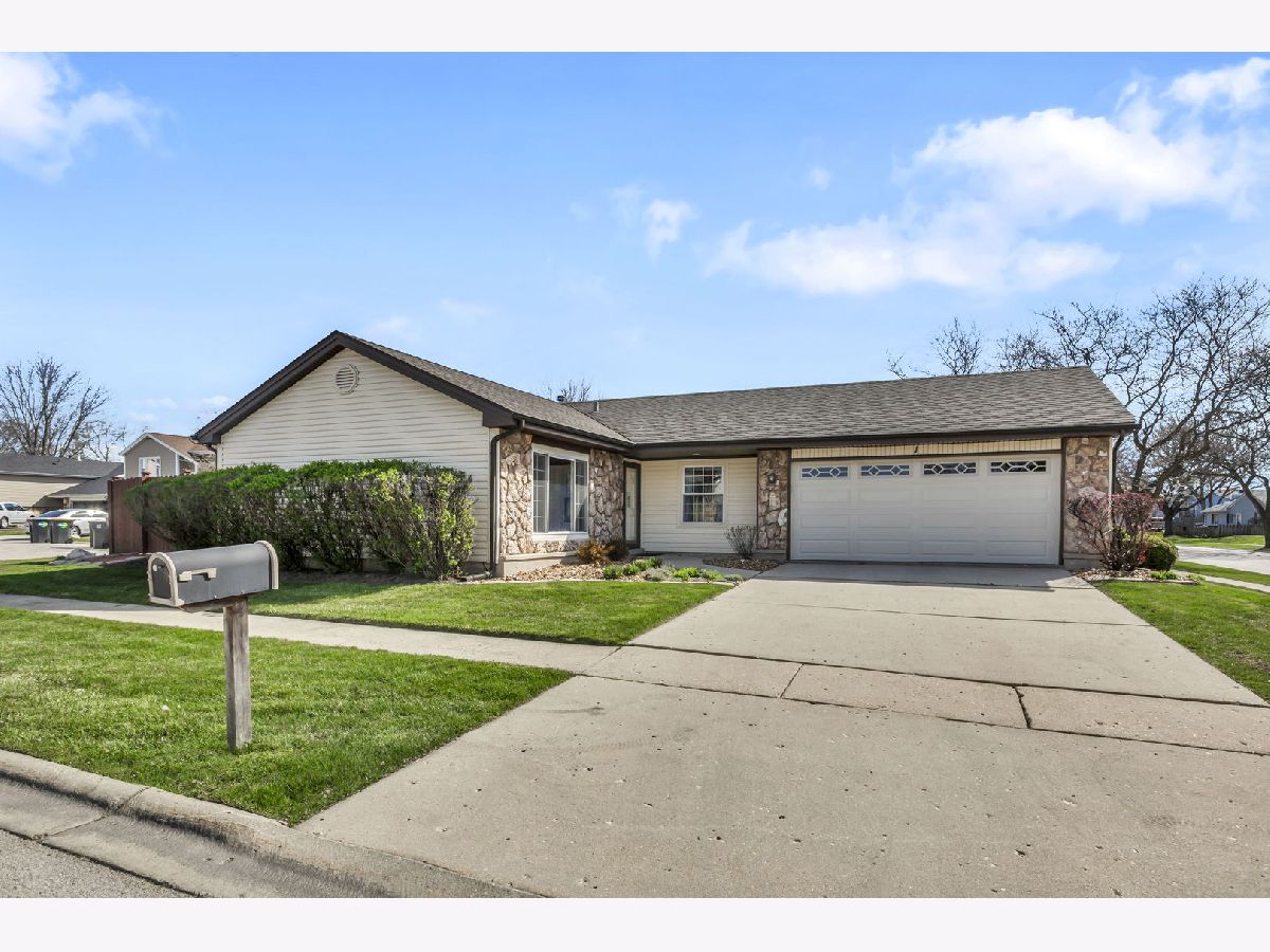 Homes Sold New England Village Streamwood Illinois, 1 Oak Meadow