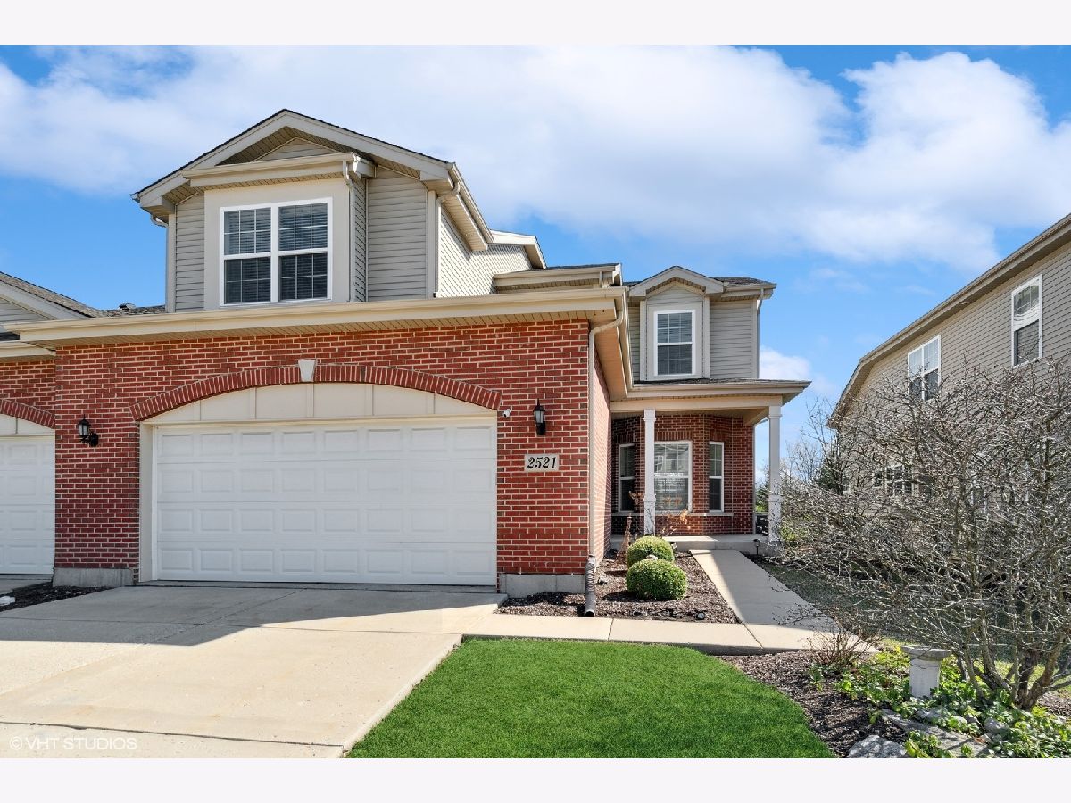 Condos & Townhomes Rented Cedar Hill Woodridge Illinois, 2521 Cedar Hill