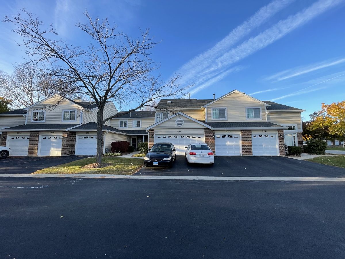 Townhomes & Condos Sold Sussex Square Streamwood Illinois