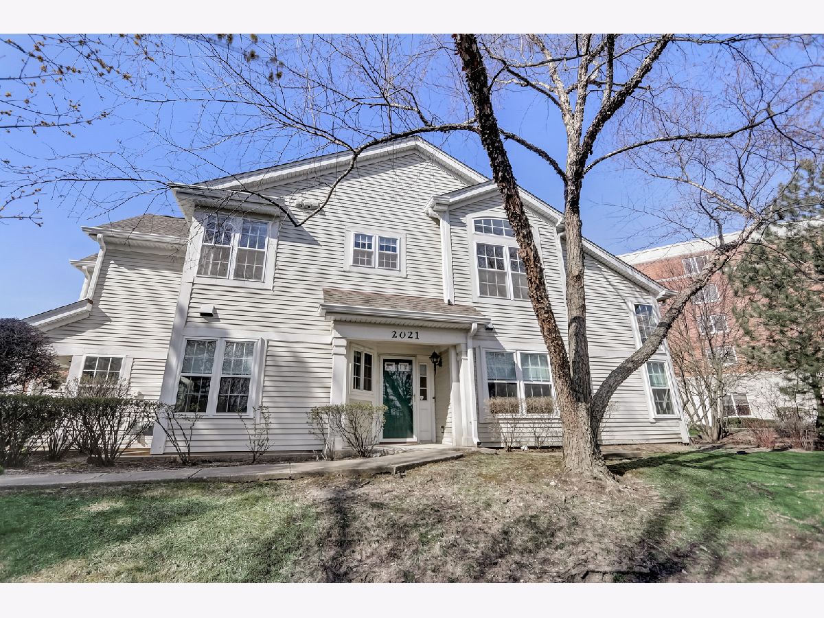 Townhomes & Condos Rented Glenview Place Northbrook Illinois, 2021 Cambria