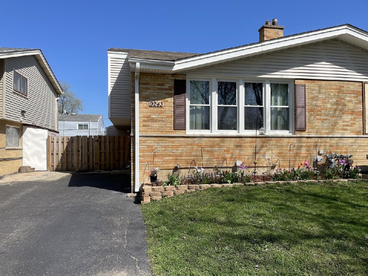 Condos & Townhomes Sold West Golf Mill Duplexes Des Plaines Illinois, 9243 Maple
